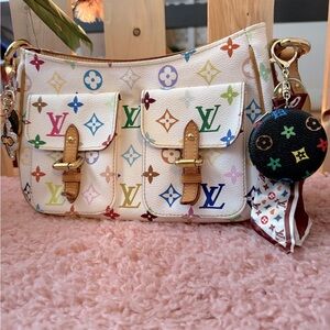 Black double sided compact mirror/Keychain🖤